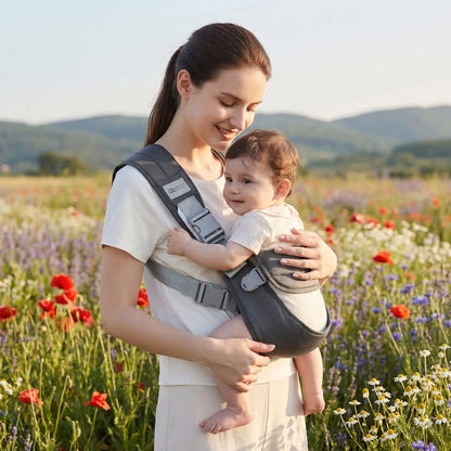 porte-bebe-sortie-dans-un-champ-fleuris
