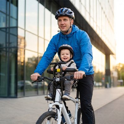 Sortie urbaine papa et fiston dans son porte bebe velo 